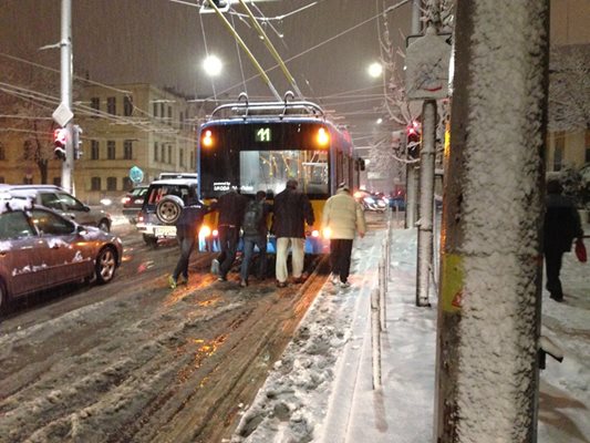 Пътници слязоха да бутат тролей, който не можеше да потегли по затрупаните улици на София.