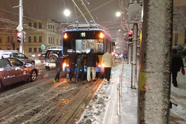 Пътници слязоха да бутат тролей, който не можеше да потегли по затрупаните улици на София.