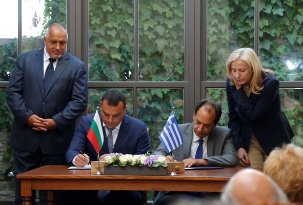 Министрите на транспорта Ивайло Московски и Христос Спирдзис подписват меморандума под погледа на българския премиер Борисов.