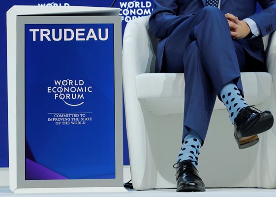 Освен патетата в Давос канадсксият премиер показа и по-семпли светлосини чорапи.