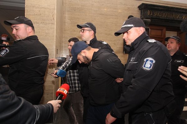 Полицаи водят Пол Боевски към съдебната зала. Снимка НИКОЛАЙ ЛИТОВ