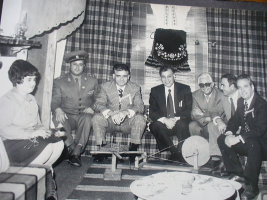 Гарбис Папазяв /в средата/ при посещението си в Сливен през ноември 1977 година.