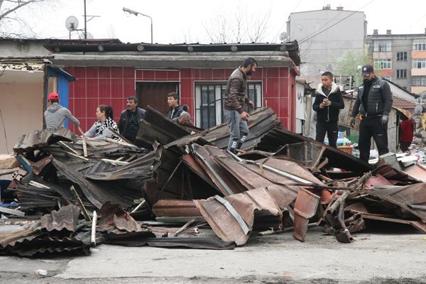 Първата акция по събаряне на незаконни постройки за годината в "Столипиново". Снимки: Евгени Цветков