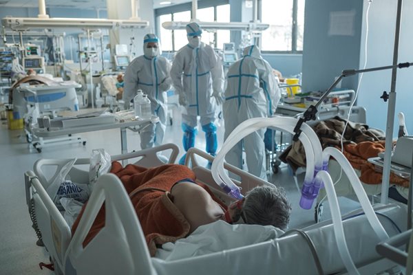 Медици лекуват болни от коронавирус в интензивното отделение на болницата в Ниш.