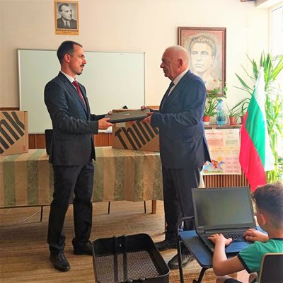 Министерството на електронното управление дари 10 лаптопа на българското училище „Йордан Йовков“ към посолството на България в Букурещ. СНИМКА:МЕУ