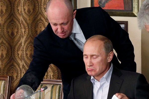 Пригожин сервира обяд на Путин.
СНИМКА :РОЙТЕРС