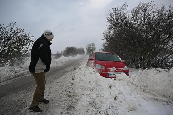 Сняг скова половин България, десетки коли останаха в преспите. Снимка: Орлин Цанев