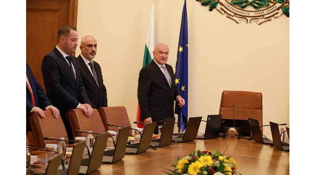 Премиерът Димитър Главчев и министрите на днешното заседание. СНИМКА: РУМЯНА ТОНЕВА