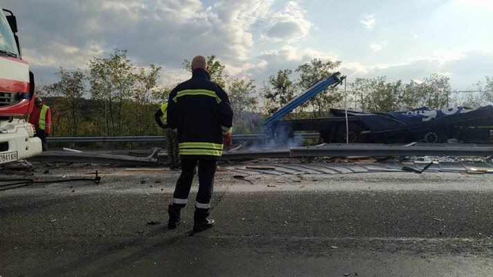 Катастрофиралият тир заема част от двете платна на магистрала "Марица" до табелата на река Банска.