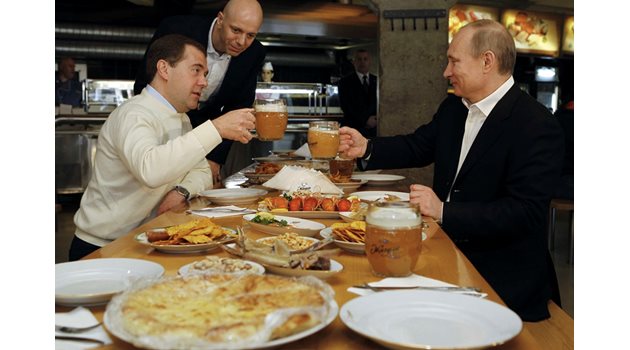 С Димитър Медведев на трапеза с чаша бира