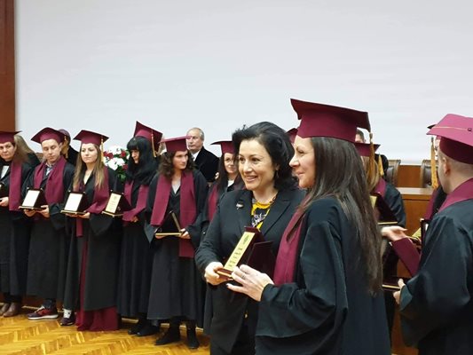 Десислава Танева връчи дипломи на абсолвенти от АУ.