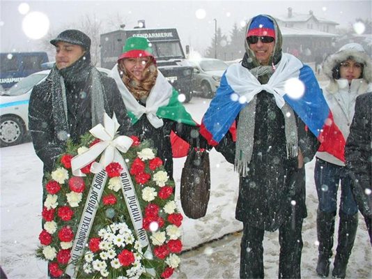 Студенти от Варненския свободен университет "Черноризец Храбър" поднесоха венец пред Паметника на свободата на връх Шипка.