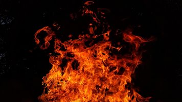 Съдят мъж, подпалил автосервиз със собствената си кола в него в Добрич