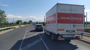 Моторист катастрофира на пътя Карлово-Пловдив, образува се голяма тапа (Снимки)