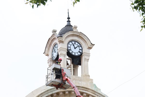 Сградата на Халите е възстановена в оригиналния си вид от 1910 г., като вече работи и часовникът на кулата.