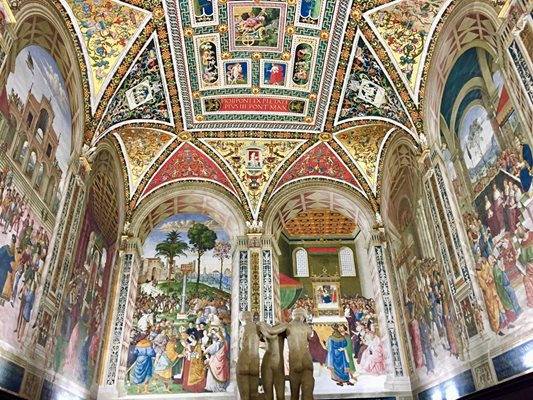 Либрерия Пиколомини в катедралата е с великолепни фрески на Пинтурикио.