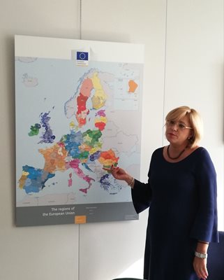 Еврокомисарката Корина Крецу показва на картата Северозападния регион на България и обеща да го посети в близко бъдеще.