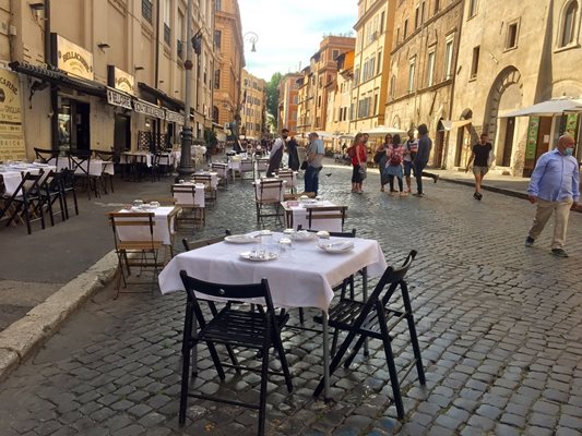 Улиците и заведенията в центъра на Рим все още са полупразни.