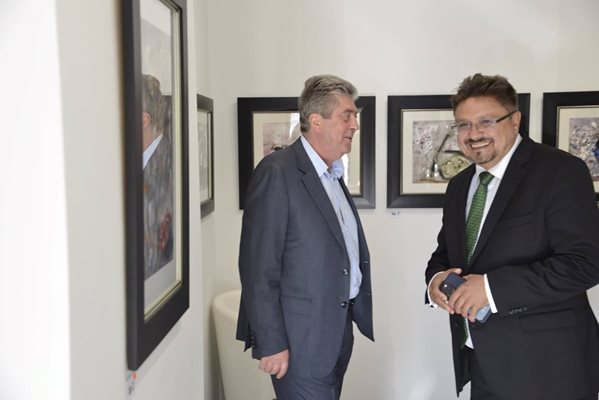 Президентът Георги Първанов с генералния директор на БТА Кирил Вълчев бяха сред гостите на откриването на изложбата.