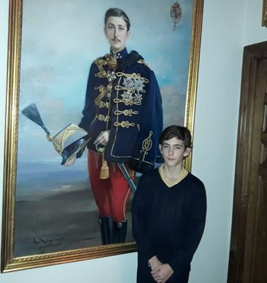 Тирсо преди няколко години,  сниман пред портрета на прадядо си Борис III като млад.
СНИМКИ: KINGSIMEON.BG  И ЛИЧЕН АРХИВ