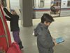 Скинари нападнаха малко момиченце в метрото в София