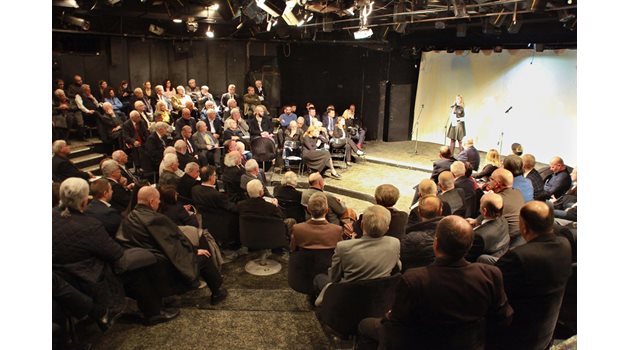 Над 180 интелектуалци, общественици и учени се събраха на Национален сбор за единение в Народния театър “Иван Вазов”.
