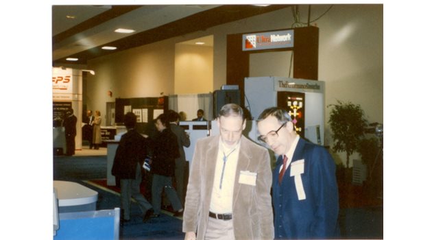 Джак Уолтон (в ляво) и Траян Величков на българския щанд на суперкомпютърното изложение в Ню Йорк.