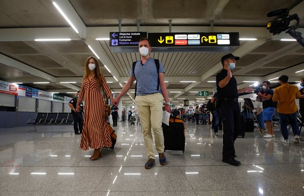 Германски туристи с маски пристигат на летището в Палма де Майорка.