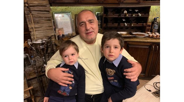 Вижте Борисов с внуците на Бъдни вечер: Няма по-хубаво от времето със семейството!
