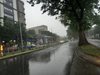 В Пловдив гърми и вали силно, след часове спира (снимки, видео)