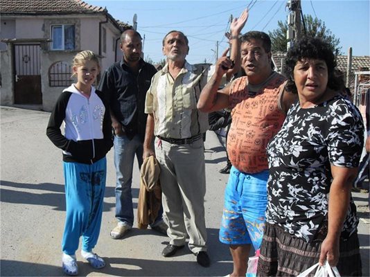 Илия Стефанов (вляво) и Хасан Али (до него вдясно) твърдят, че виновни за напрежението между роми и българи са националистическите партии и беззаконието в държавата.
СНИМКА: ЕЛИ МИНКОВА