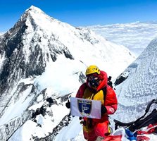 Силвия Аздреева развява знамето на родния Петрич на Лхотце. Отзад е Еверест, който българката изкачи ден по-рано. СНИМКА: ЛИЧЕН АРХИВ, СПЕЦИАЛНО ЗА "24 ЧАСА"