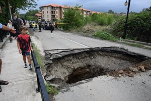 Нова драма: Пропадна още един мост, 1000 туристи са блокирани в Синеморец (снимки)