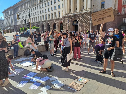 Десетки
 протестираха в триъгълника
 на властта. 



















 СНИМКА:
 ВЕЛИСЛАВ
 НИКОЛОВ