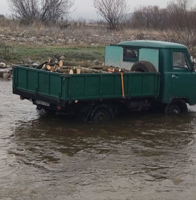 Задържаха УАЗ-ка с незаконно отсечени дърва и крадени регистрационни номера в Тетевен