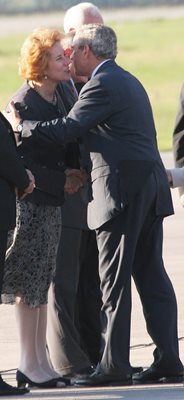 Юни, 2007 г. Президентът Джордж Буш-младши пристига на визита в България и прегръща посланик Поптодорова.