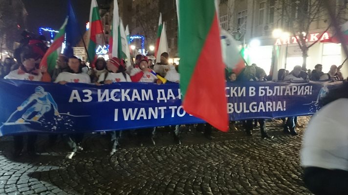 Стотици граждани са се събрали в София на протест под надслов „Аз искам да карам ски в България“. СНИМКИ: Пиер Петров