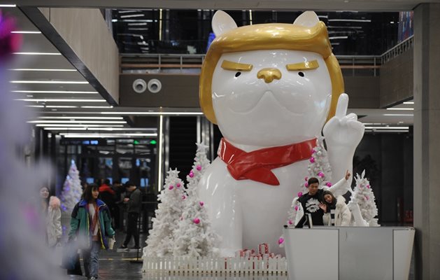 Мол в Китай постави огромна фигура на куче, наподобяващо Доналд Тръмп.