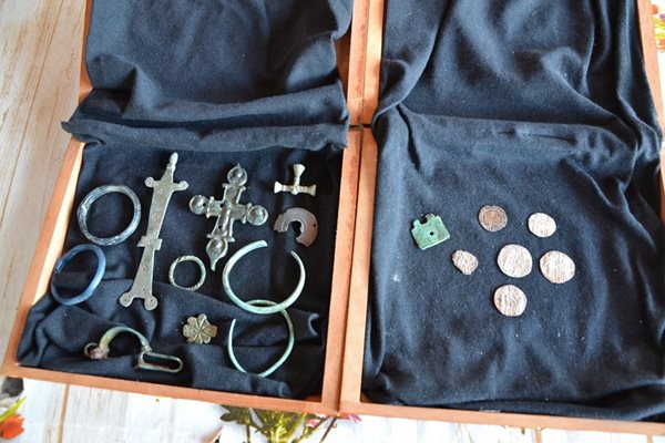 При разкопките на средновековното селище са открити дребни монети, прости накити и доста керамика.