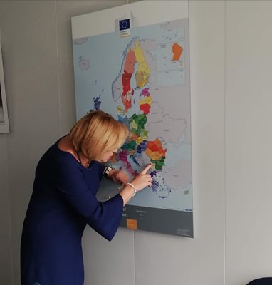Еврокомисарката Корина Крецу показва на картата Северозападния регион на България и обеща да го посети в близко бъдеще.
