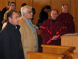 Христо Александров (вляво) и Христо Данов слушат съдебното решение при миналото гледане на делото.
СНИМКА: ТОДОР НЕНОВ
