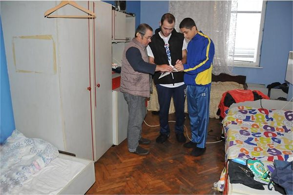 Трикратният световен шампион Атанас Киров и двамата му внуци в стаята, която споделят.