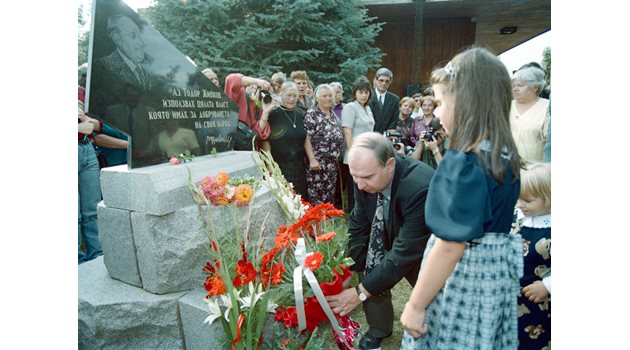 2000 г. Владимир Живков слага цветя на гроба на баща си Тодор Живков.