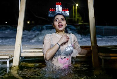 Жена се кръсти на Богоявление в Русия
Снимки: Ройтерс