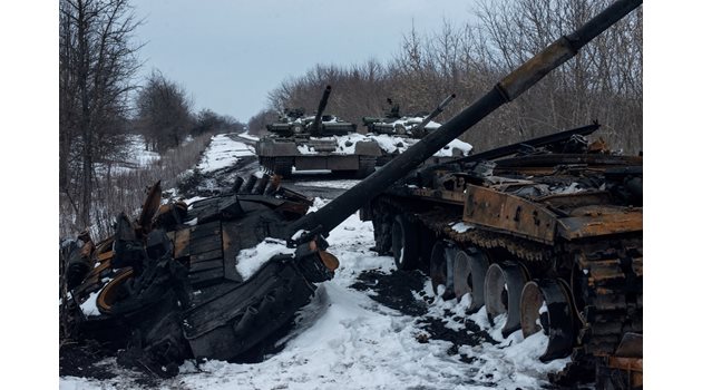 Военните експерти все още не могат да повярват как руснаците избраха точно сезонът, в който се топят снеговете, за да атакуват.
СНИМКИ: РОЙТЕРС