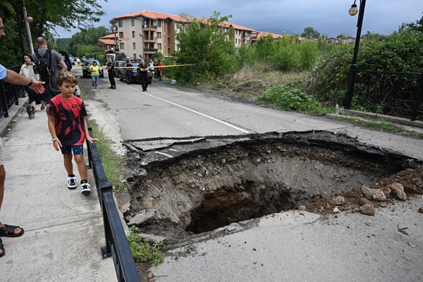 Запълват с чакъл пробития мост към Нестинарка Снимка: Орлин Цанев