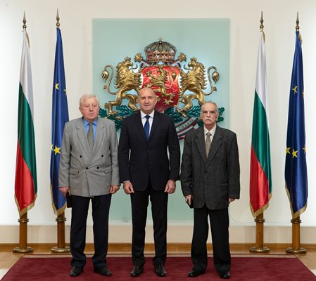 Радев награди военните летци ветерани генерал Михо Михов и полковник Владимир Пампоров Снимка: Прессекретариат на президентството