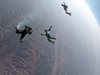 Американец скочи  без парашут  от 7620 метра, падна  в мрежа (обзор + видео)
