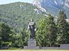 Бронзовият паметник на Христо Ботев във Враца се руши
