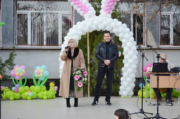 Ральо Ралев и директорката Елена Александрова откриват великденския концерт.